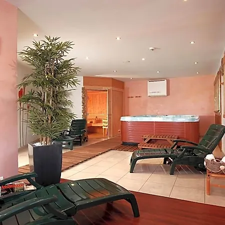 Logis Hôtel Le Vétiné Hotel 3*